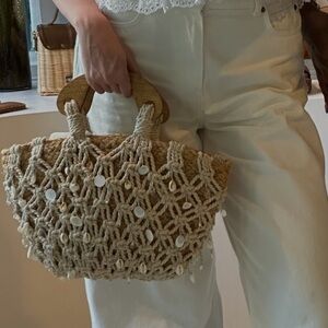 Beachy bag with wooden handle and seashell details